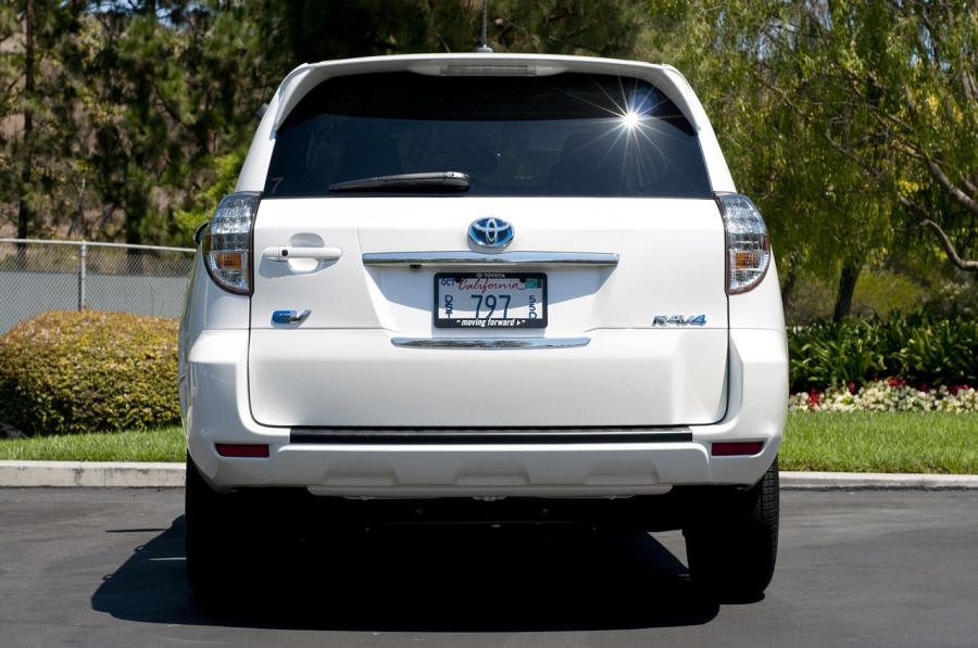  Toyota RAV4 EV 2012 года  (фото 68 из 107)